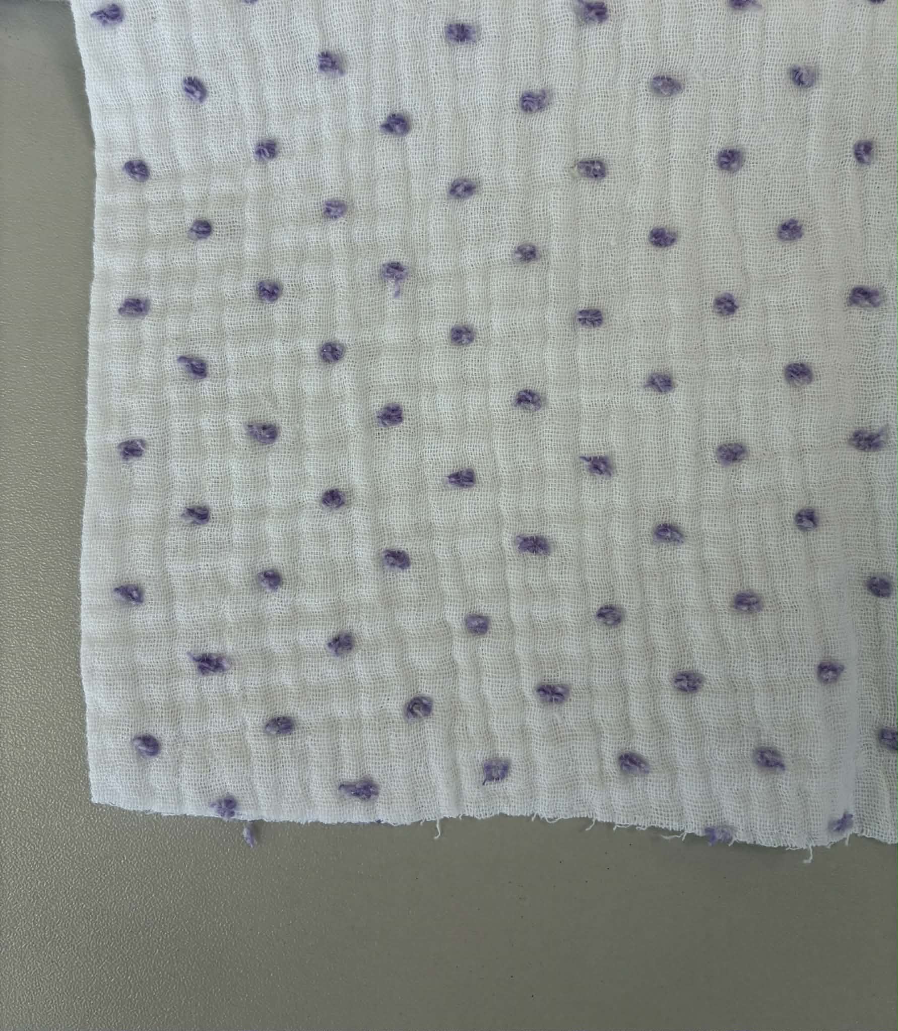 Medvilninis double gauze muslinas Baltas su alyviniais taškiukais