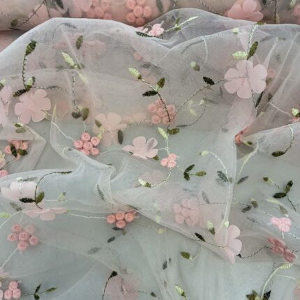 Siuvinėtas tiulis su gėlytėmis, persikinis