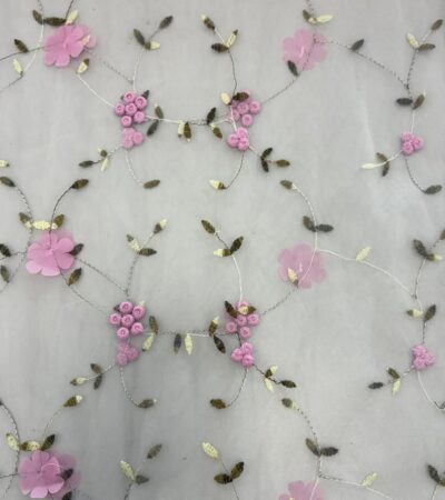 Siuvinėtas tiulis su rožinėmis gėlytėmis, pieno baltumo