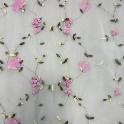 Siuvinėtas tiulis su rožinėmis gėlytėmis, pieno baltumo