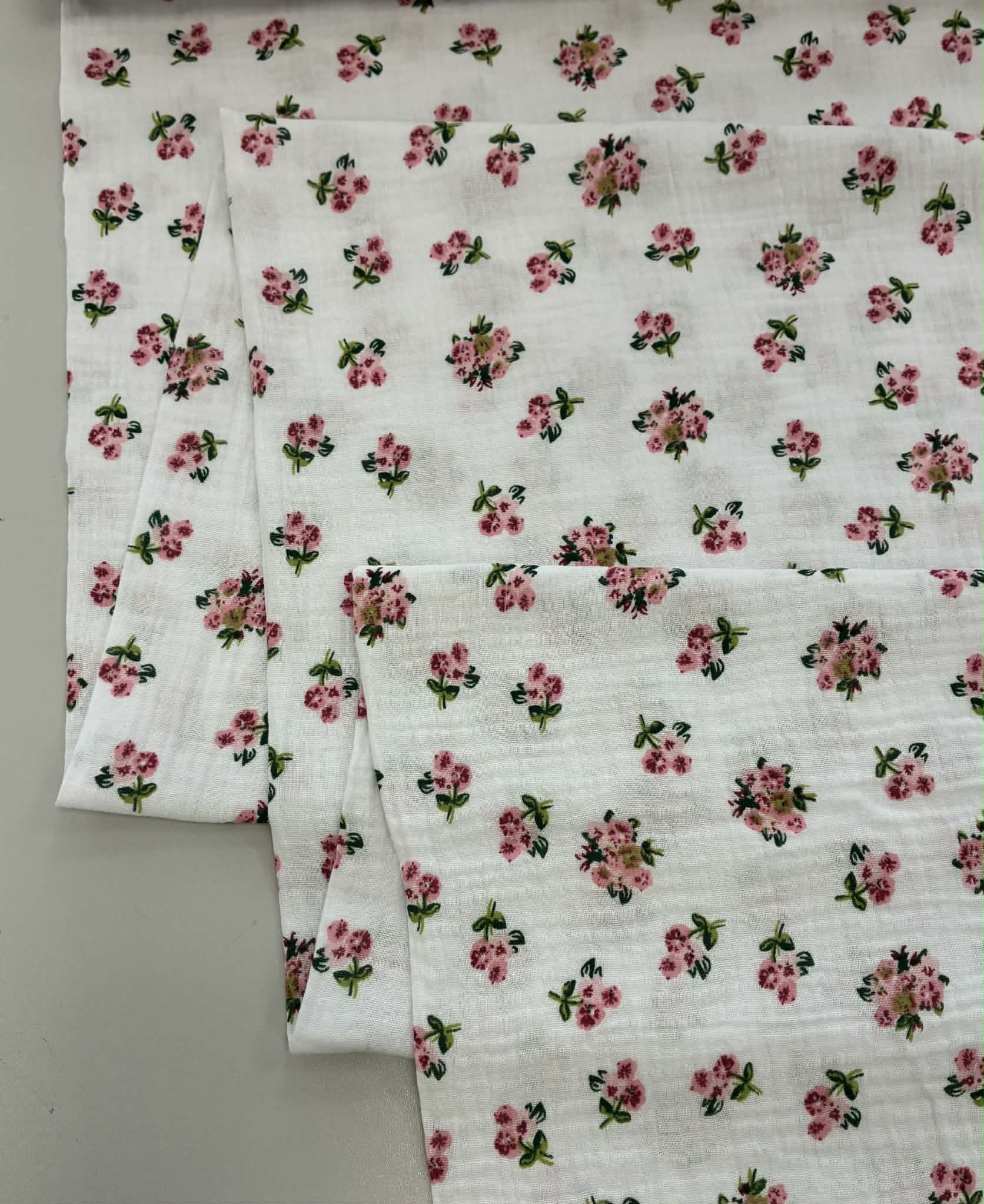 Medvilninis double gauze muslinas Baltos rožytės Medvilninis double gauze muslinas Baltos rožytės