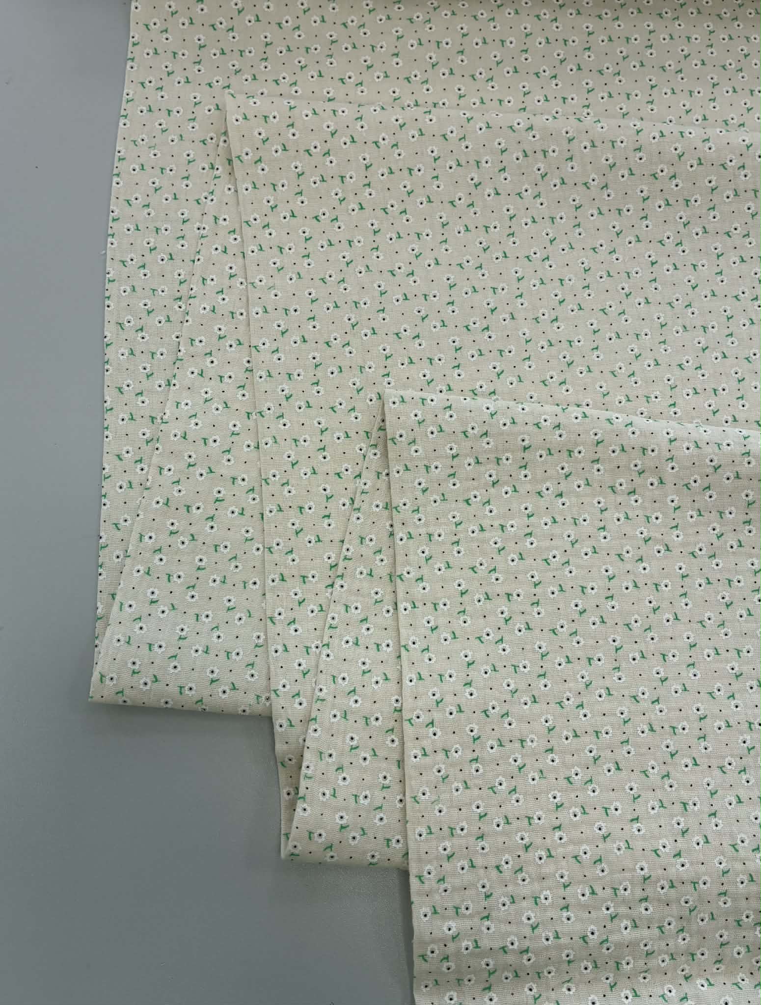 Medvilninis double gauze muslinas Gelsvi gėlių žiedai Medvilninis double gauze muslinas Gelsvi gėlių žiedai