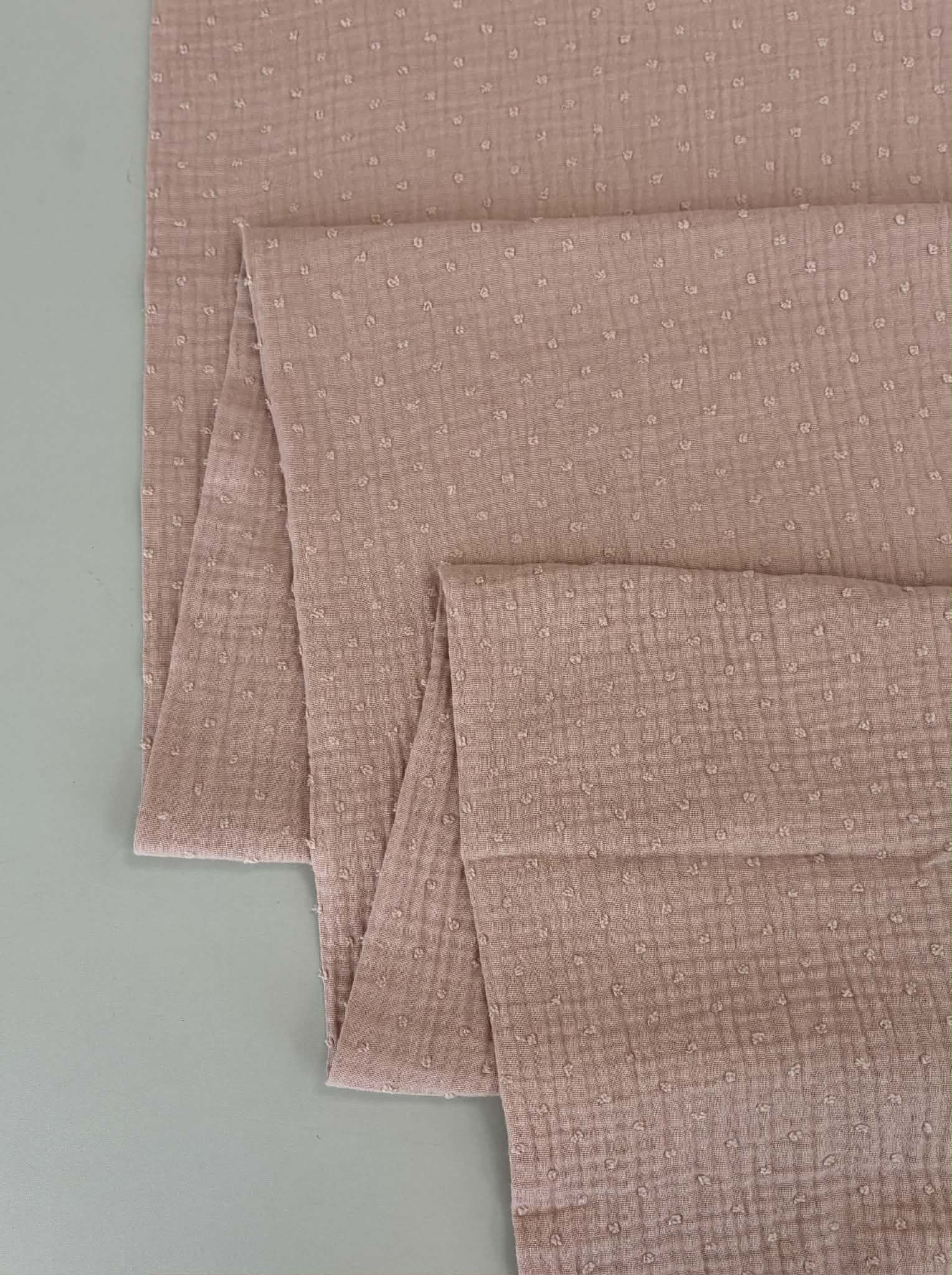 Medvilninis double gauze muslinas Pelenų rožės su taškiukais Medvilninis double gauze muslinas Pelenų rožės su taškiukais
