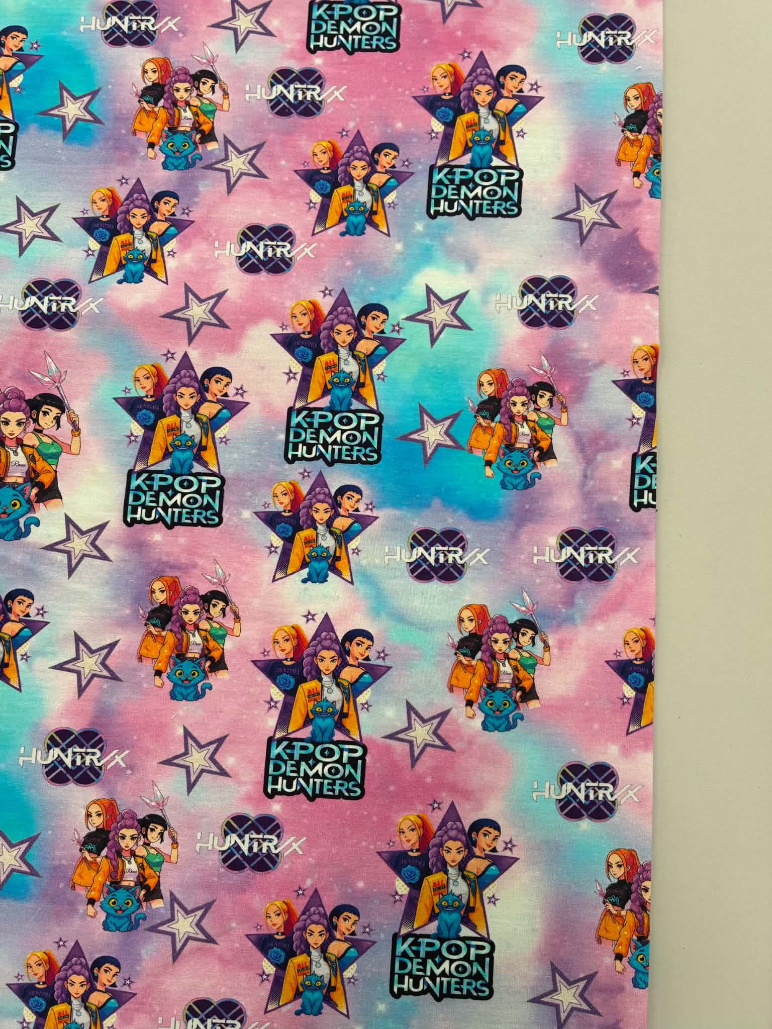 Kilpinis, skaitmeninės spaudos trikotažas K-POP Kilpinis, skaitmeninės spaudos trikotažas K-POP