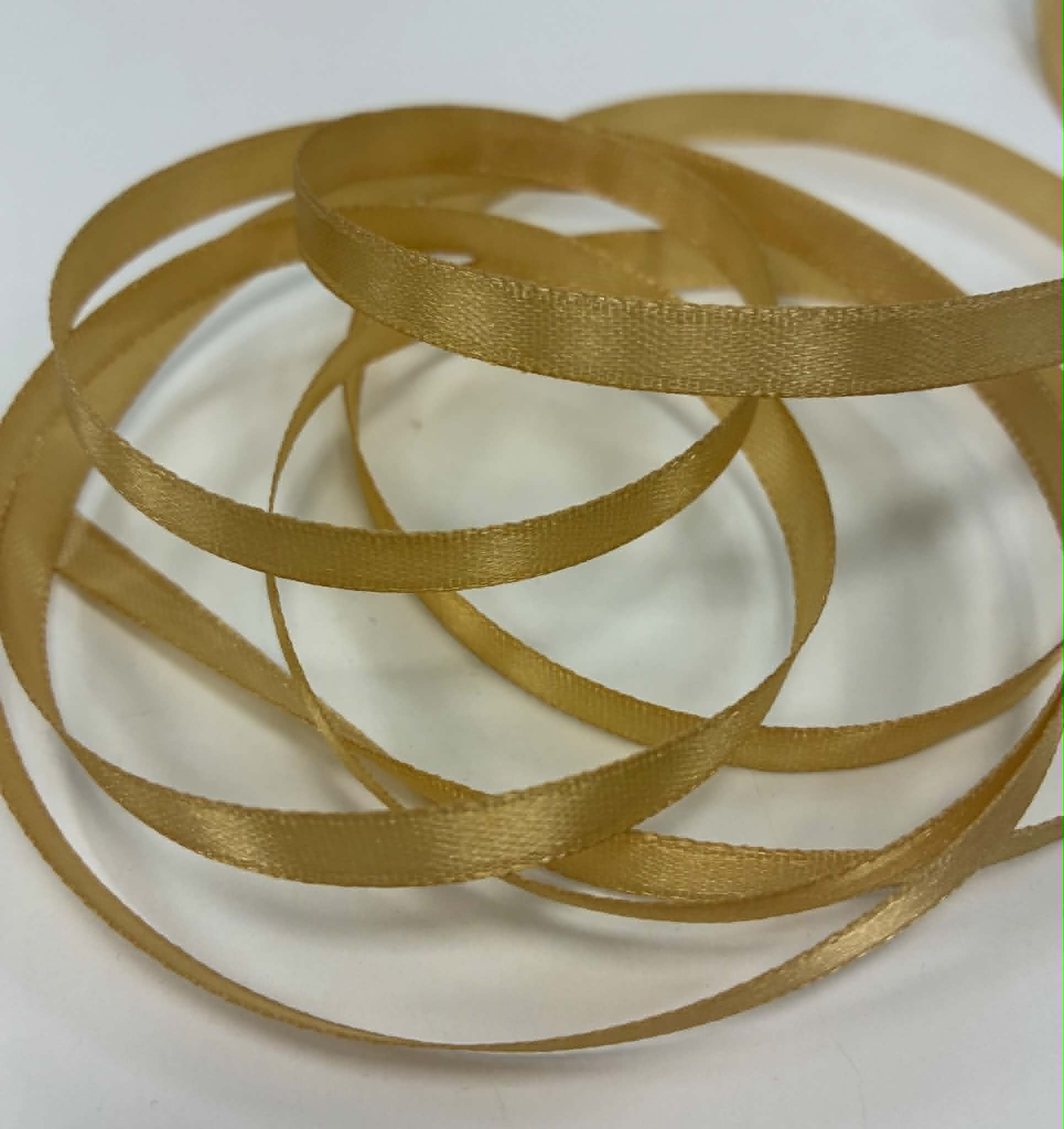 Atlasinė juostelė 6mm, auksinė (minkštesnė)