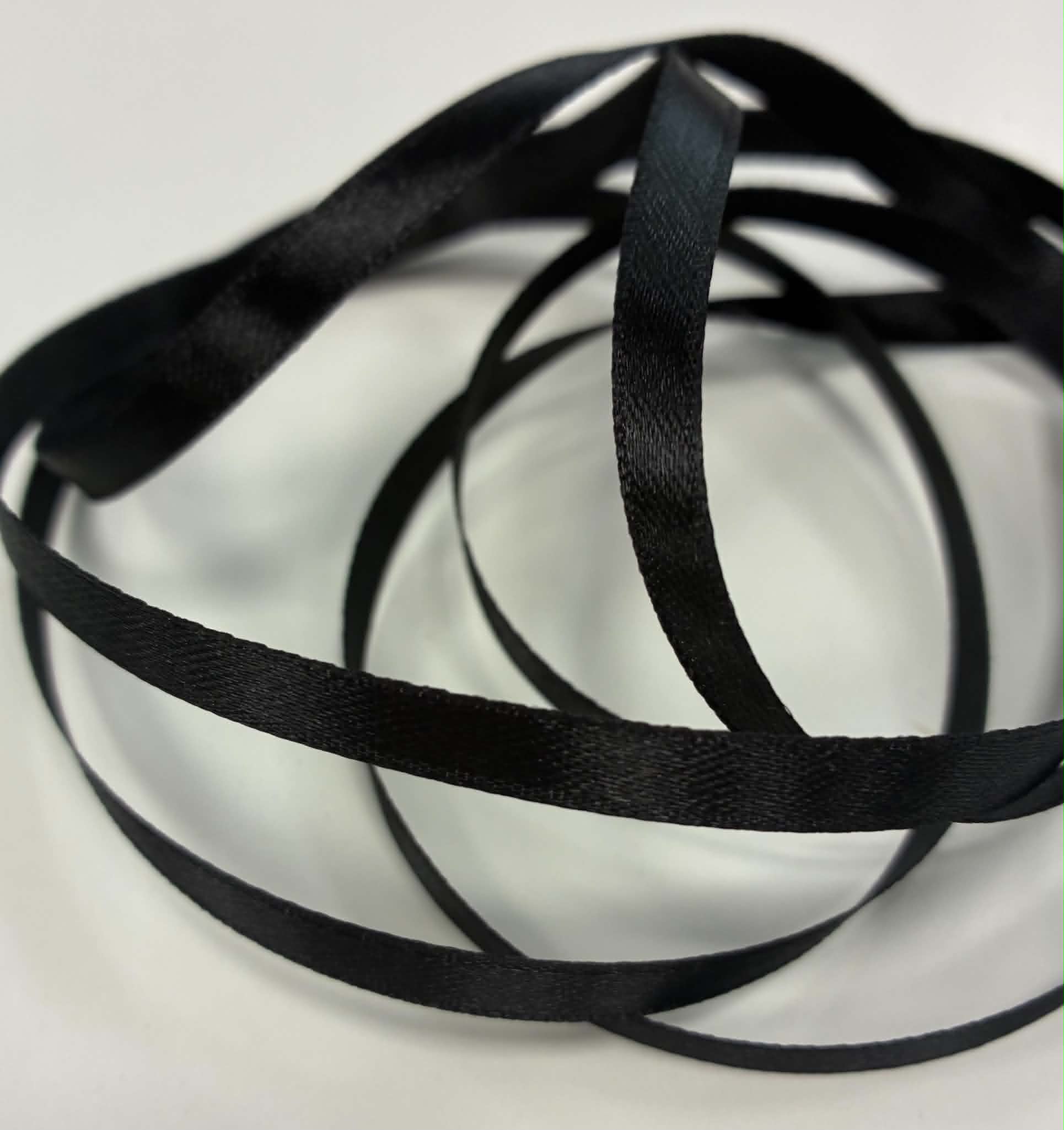 Atlasinė juostelė 6mm,juoda (minkštesnė)