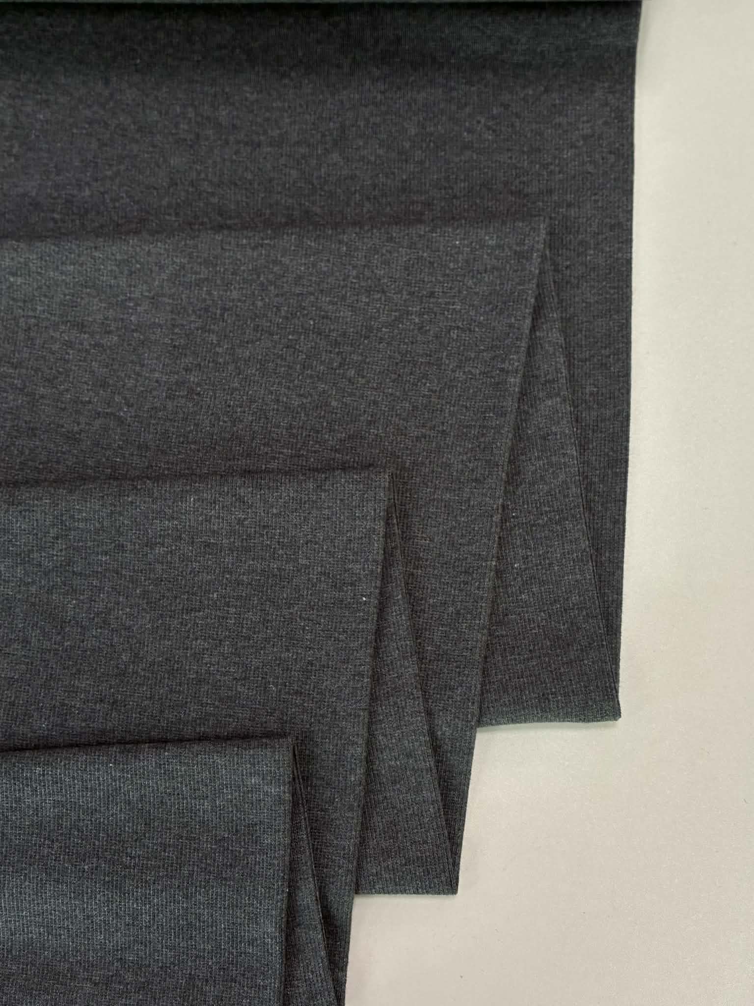 Vidutinio storumo rib trikotažas Tamsiai pilkas melanžas Vidutinio storumo rib trikotažas Tamsiai pilkas melanžas