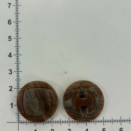 Saga, rudas marmuras su paraižymais