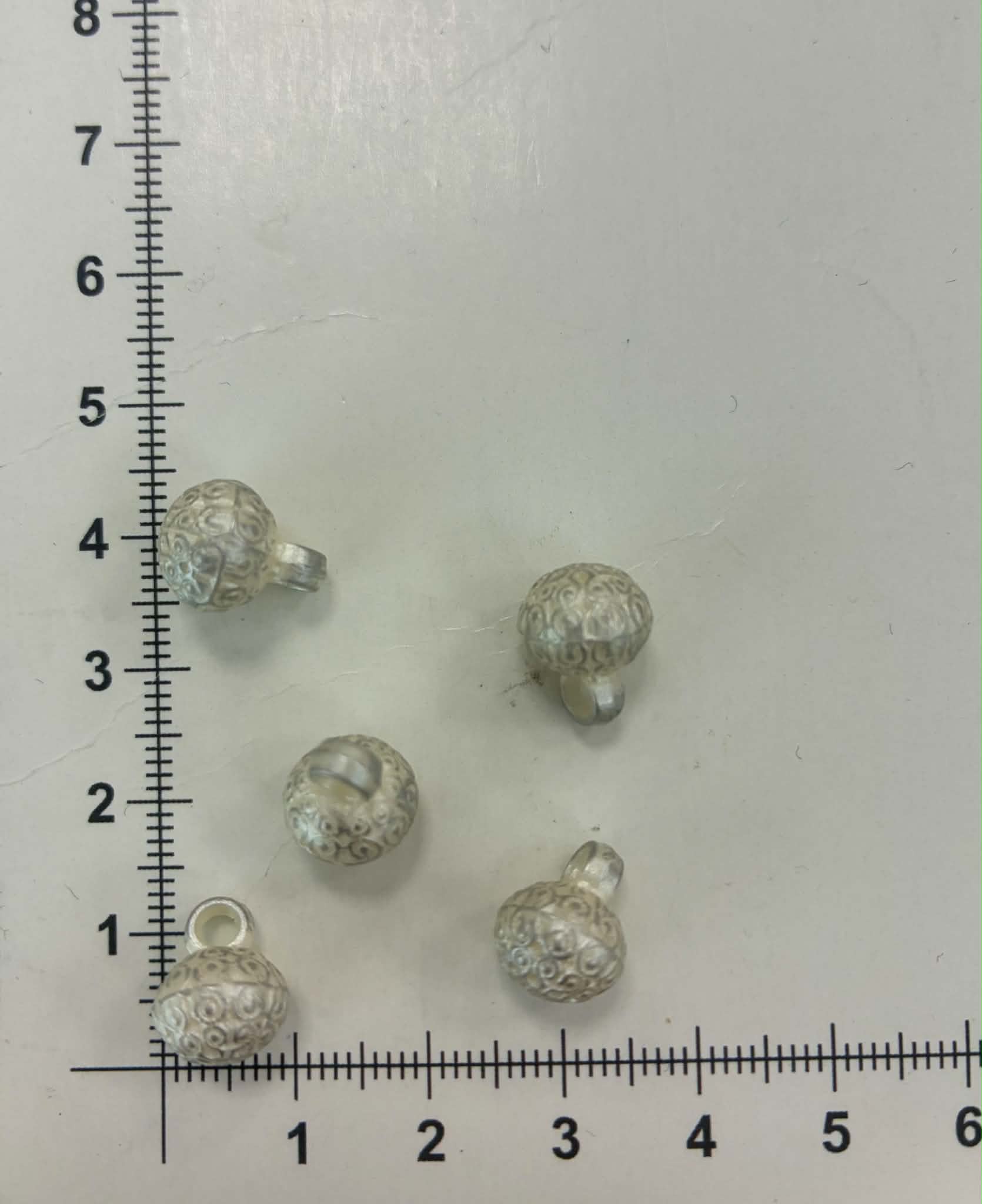 Apvali balta saga su ornamentu Apvali balta saga su ornamentu