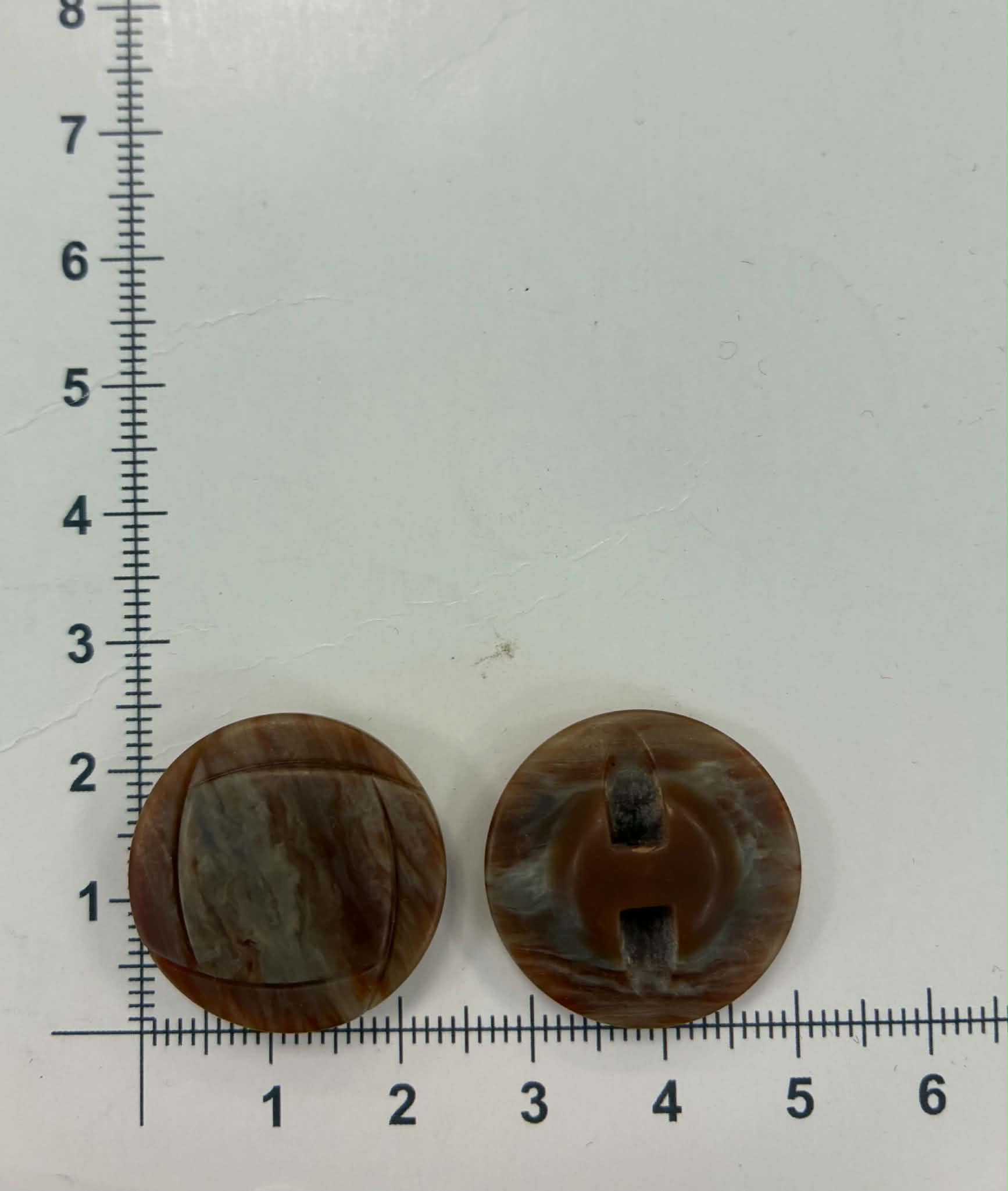 Saga, rudas marmuras su paraižymais