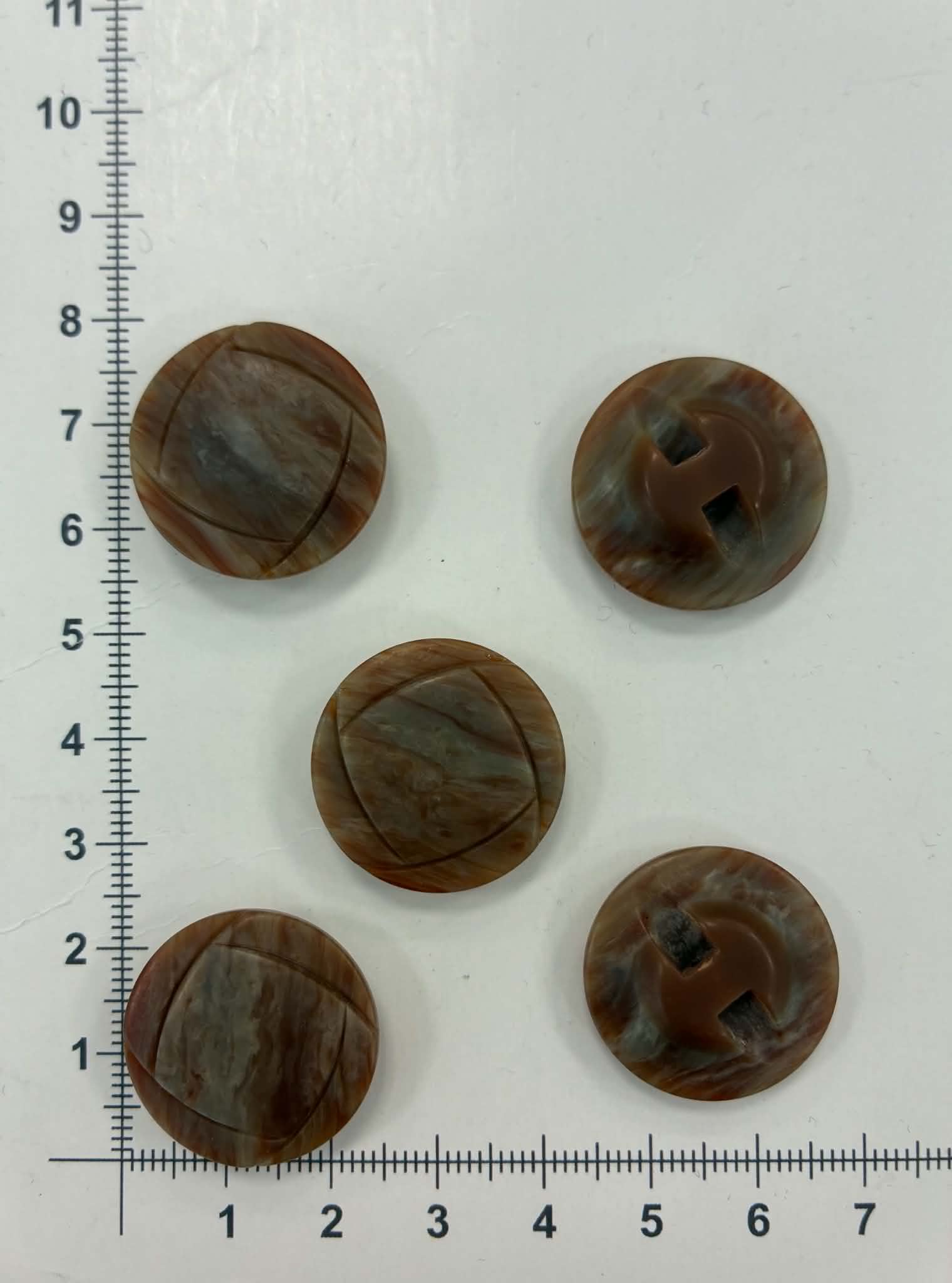 Saga, rudas marmuras su paraižymais Saga, rudas marmuras su paraižymais